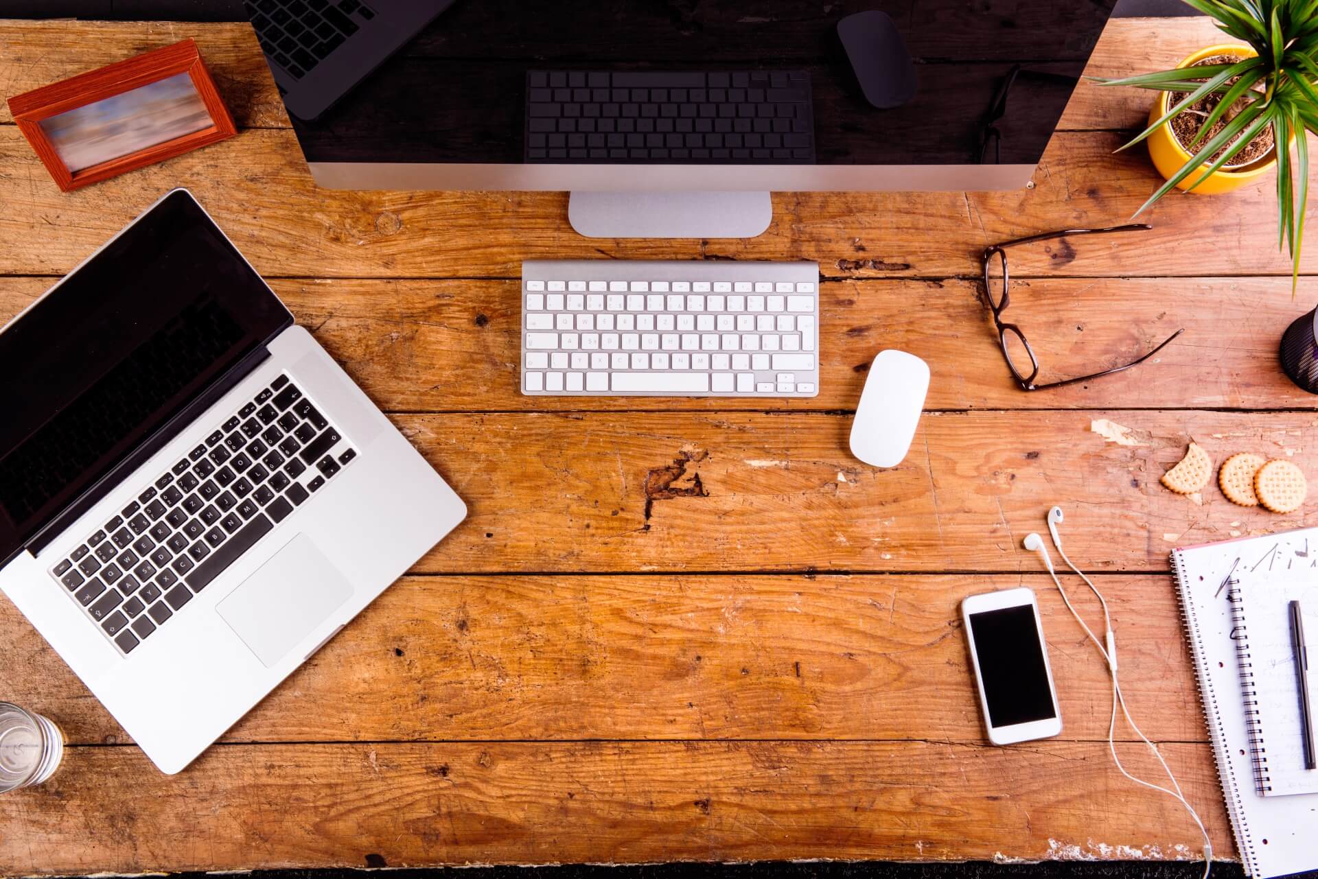 computer-desk-mouse-laptop-phone-sm