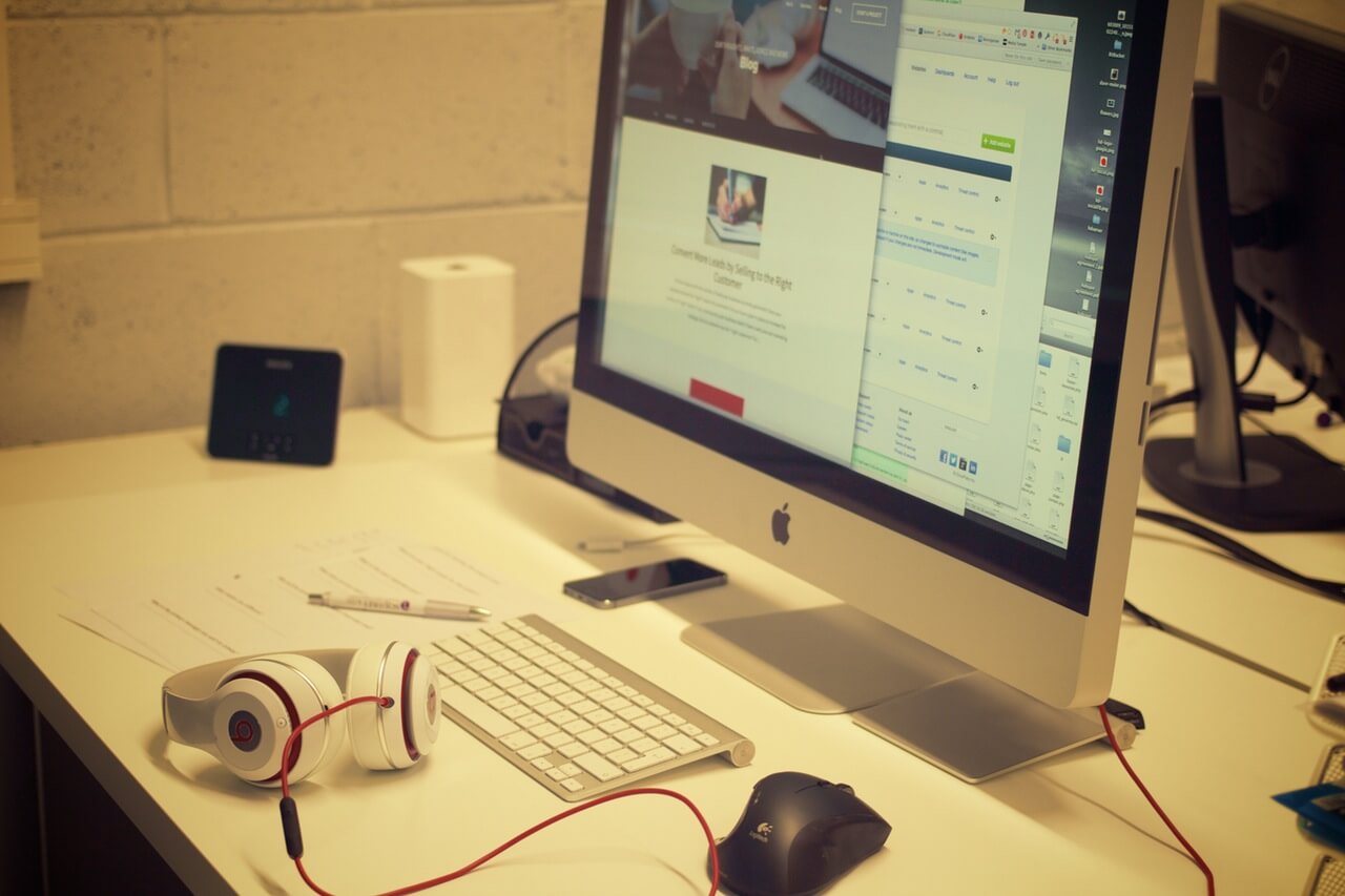 creative-apple-desk-office